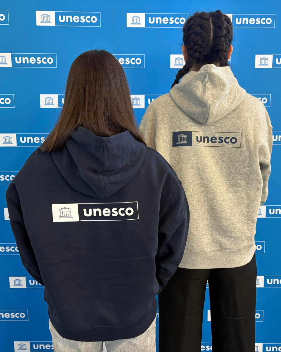 Sudadera con logo UNESCO