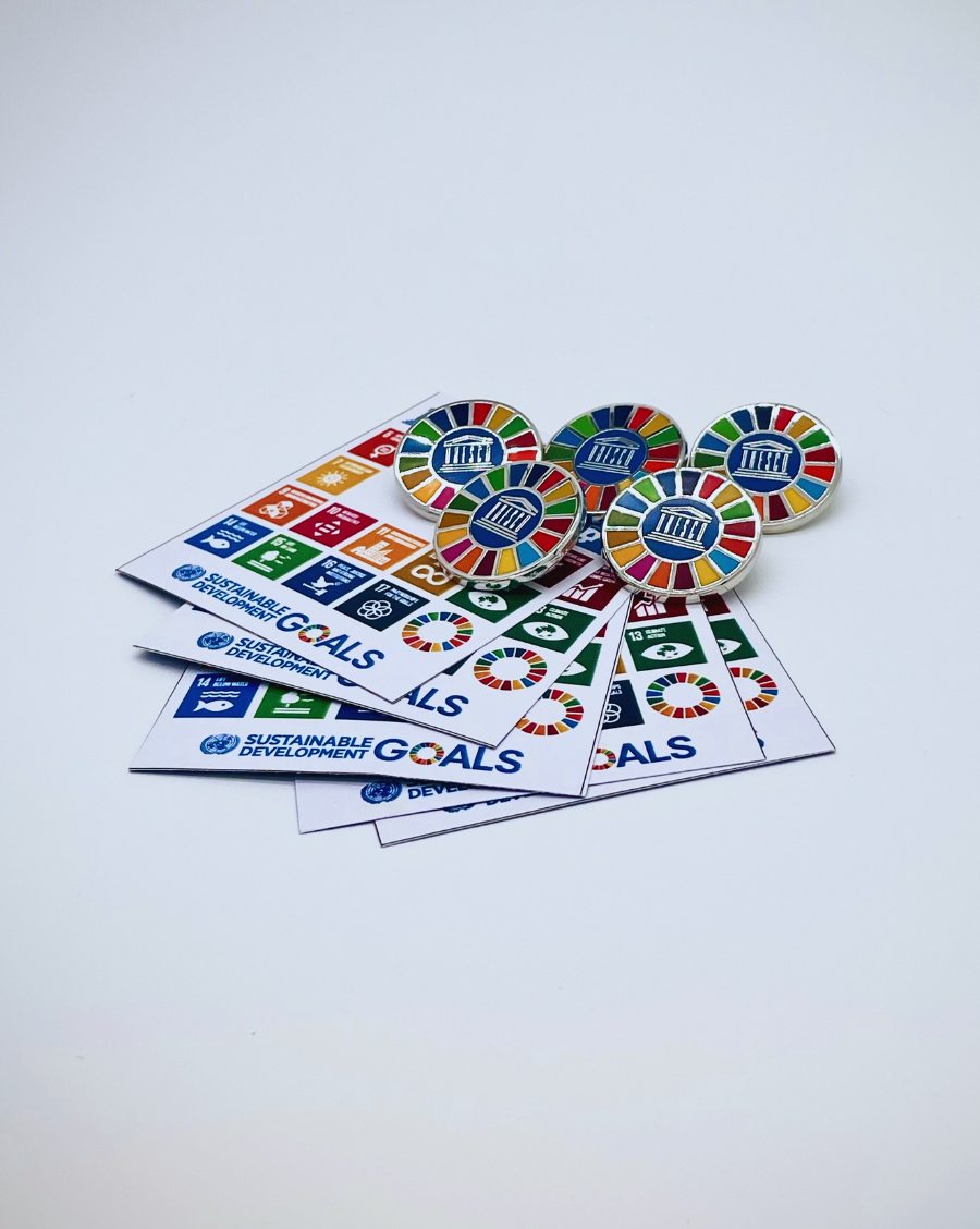 Pins Objetivos de Desarrollo Sostenible con logo UNESCO