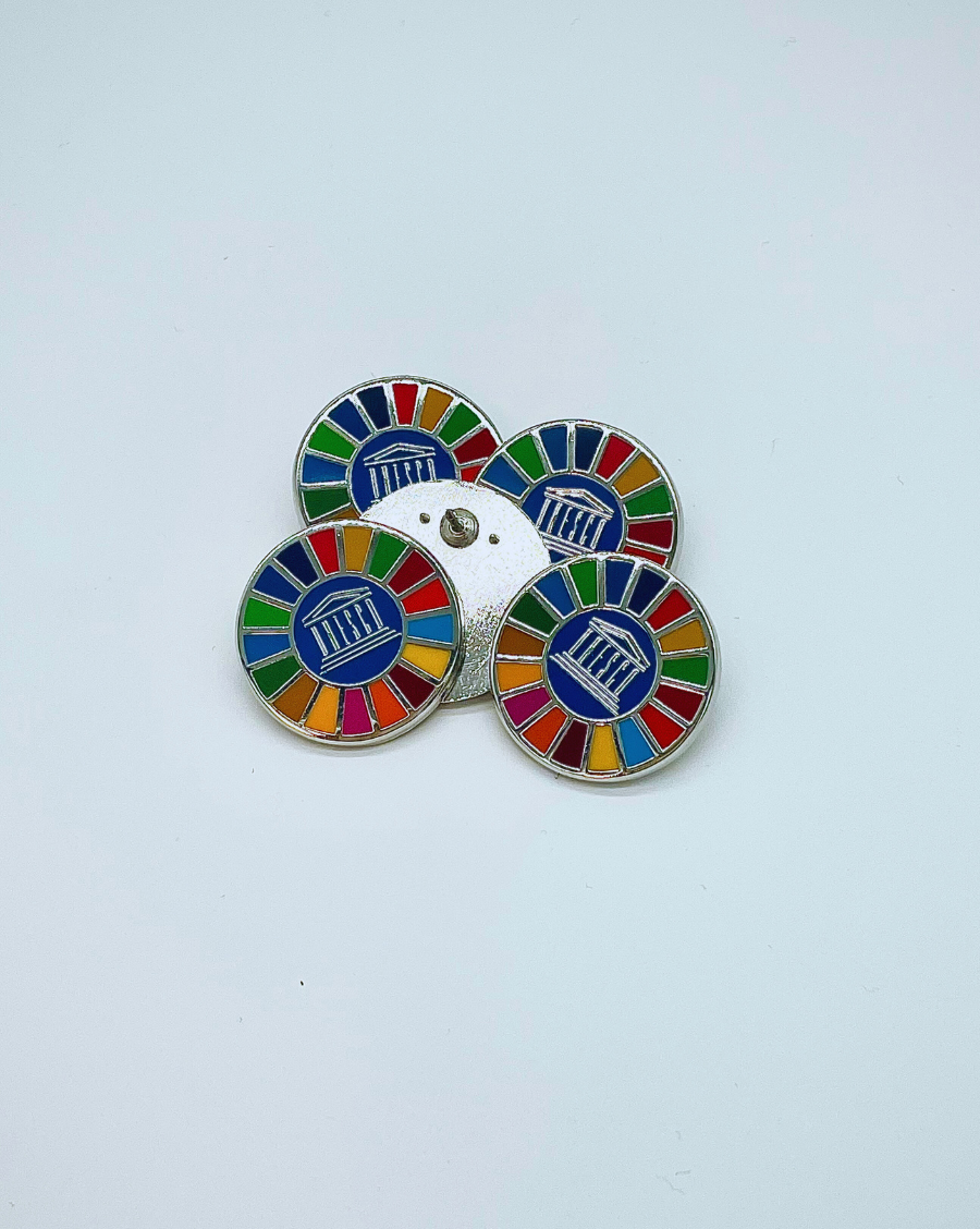 Pins Objetivos de Desarrollo Sostenible con logo UNESCO