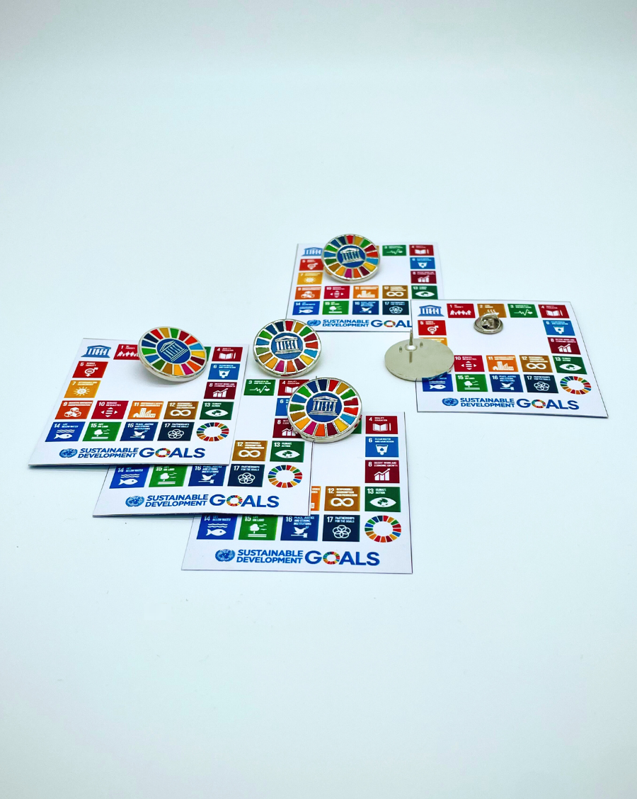 Pins Objetivos de Desarrollo Sostenible con logo UNESCO